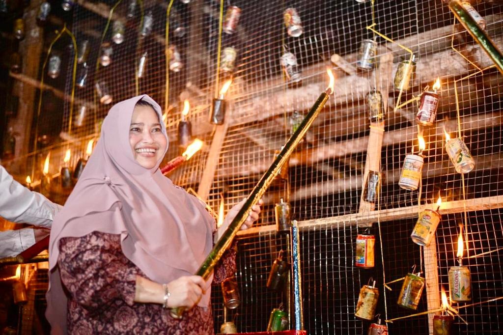 Bupati Bengkalis Kasmarni saat membuka festival Lampu Colok di Desa Pangkalan Jambi Kecamatan Bukit Batu, Bengkalis.