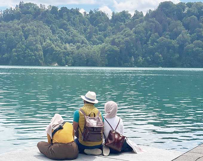 Ridwan Kamil bersama istri Atalia Praratya dan anak keduanya Camillia Laetitia Azzahra menatap Sungai Aare, Swiss, yang merupakan tempat hilang putranya Emmeril Kahn Mumtadz, Kamis (2/6/2022).