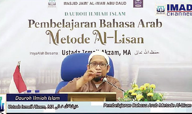 Dosen Fakultas Agama Islam UIR Ustaz Ismail Akzam saat menjelaskan bahasa Arab di Masjid Imam Abu Daud Tenayan Raya, belum lama ini.
