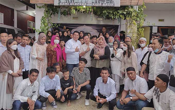 Pimpinan PT Victory International Futures Cabang Pekanbaru foto bersama dengan pimpinan dan anak-anak Panti Asuhan Al Hidayah, Sabtu (23/4/2022).