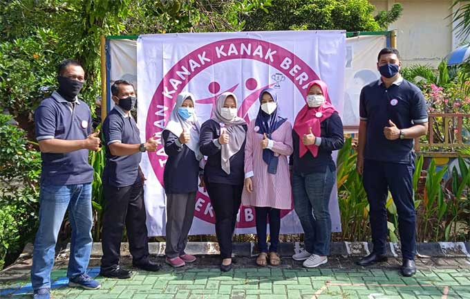 Jajaran Komite Sekolah TK Negeri Pembina 1 Pekanbaru tampak foto bersama di depan logo baru yang dimiliki TK Negeri Pembina 1 Pekanbaru, Senin (20/9/2021).