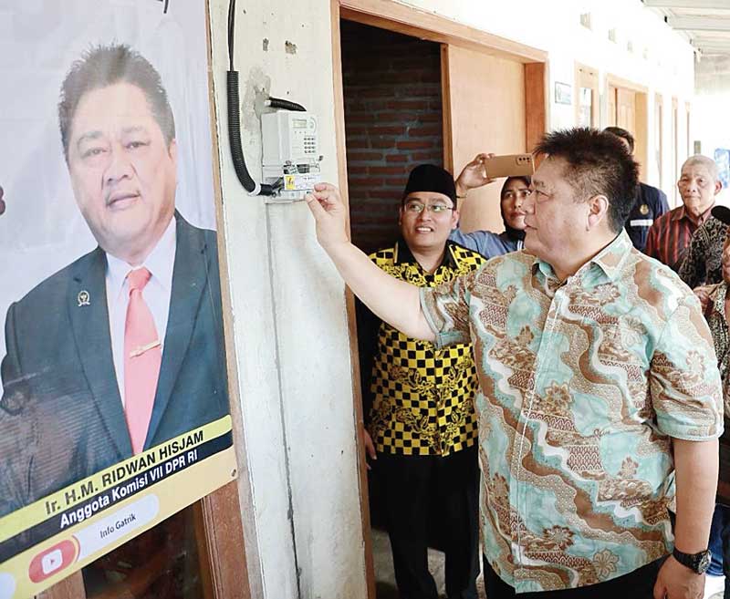 Anggota Komisi VII DPR RI Ridwan Hisjam (kanan) saat menyalakan kWh meter di rumah masyarakat penerima program Bantuan Pasang Baru Listrik (BPBL) di Lesanpuro, Kedungkandang, Malang, Jawa Timur, Ahad (15/10/2023).
