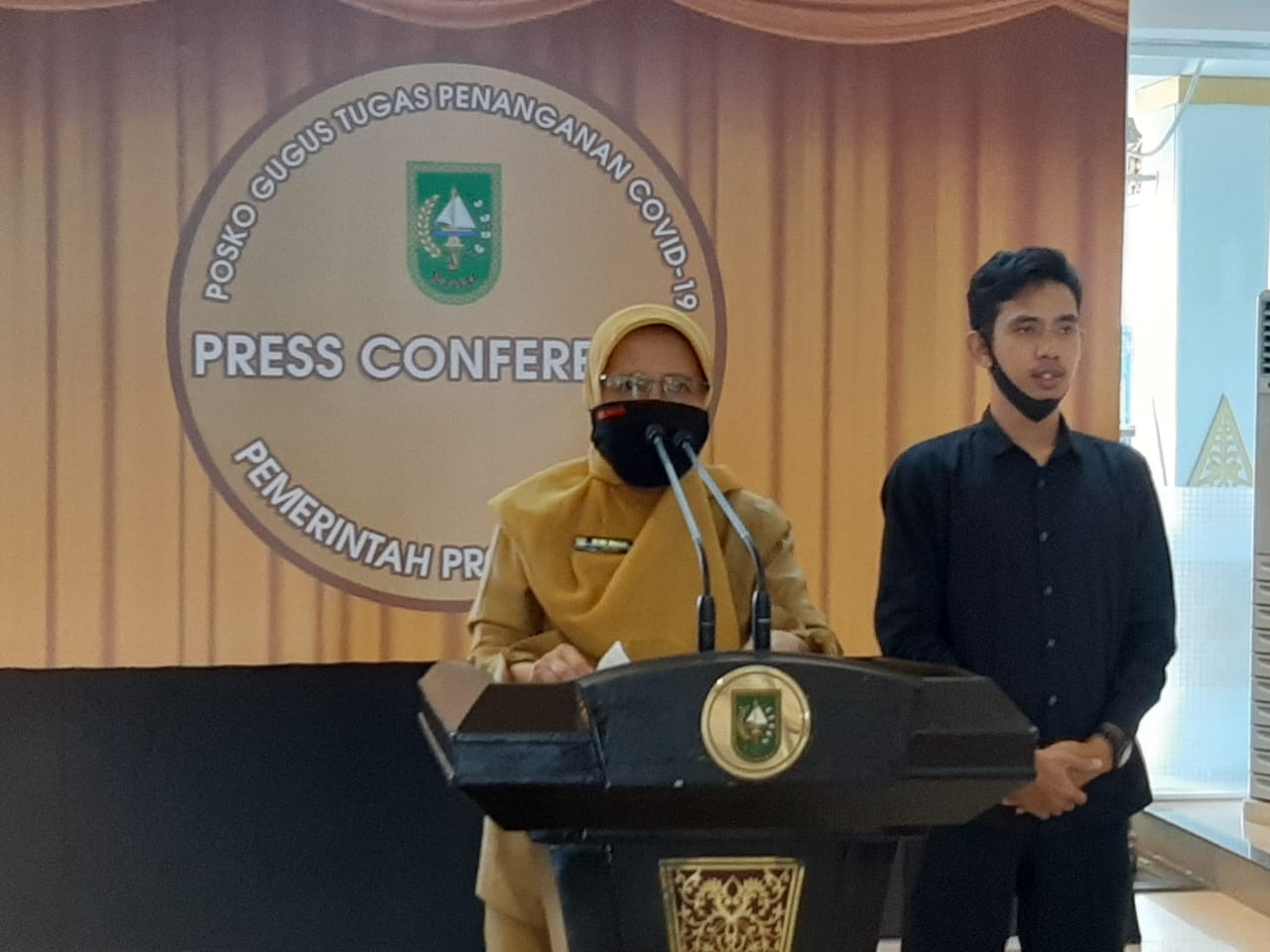 Kepala Dinas Kesehatan Riau Mimi Yuliani Nazir saat menyampaikan keterangan pers kepada wartawan, Selasa (7/7/2020). (SOLEH SAPUTRA/RIAUPOS.CO)