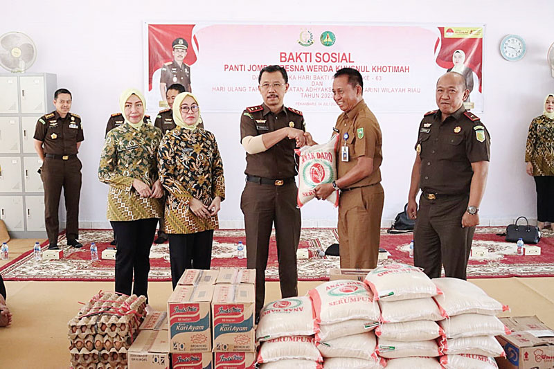Kajati Riau Supardi (tengah)menyerahkan bantuan secara simbolis kepada UPT Panti  Jompo Tresna Werda Khusnul Khotimah,  Selasa (4/7/2023).