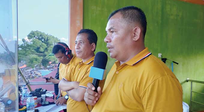 Pengamat pacu jalur Darwis (pegang mikrofon) saat menjadi komentator di Tepian Saidina Ali, Kuantan Mudik, baru-baru ini.