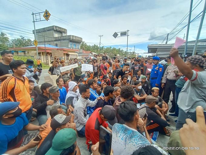Pekerja GSI yang menanti kejelasan gaji melakukan aksi unjuk rasa di Sekretariat Jalan Alah Air Sabtu (8/1/2021) kemaren.Â 