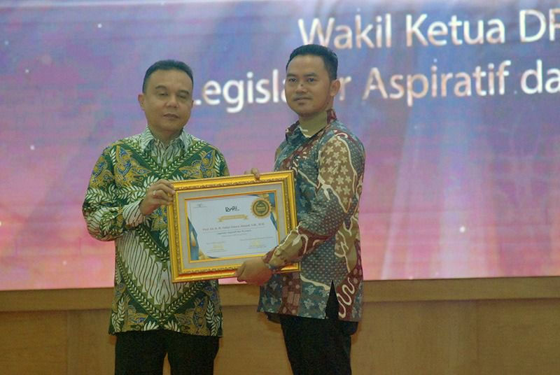 Wakil Ketua DPR RI RI Sufmi Dasco Ahmad menerima penghargaan KWP Award 2023 yang diserahkan langsung oleh Ketua KWP, Ariawan.