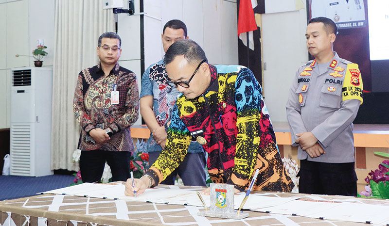 Pj Bupati Kampar Muhammad Firdaus SE MM  menandatangani kesepakatan bersama penyelanggaraan Mall Pelayanan Publik usai soft launching Mall Pelayanan Publik (MPP) Kabupaten Kampar di Balai Bupati, Kamis (9/11/2023).