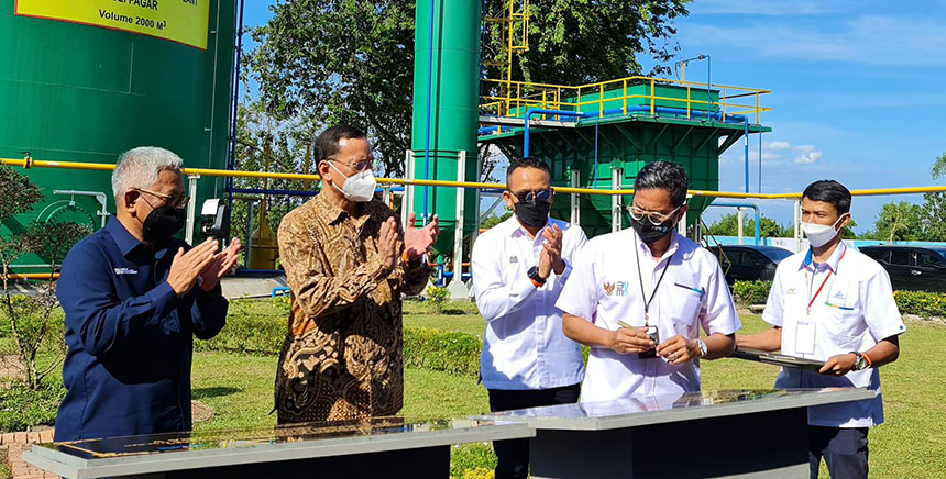 Wakil Menteri BUMN I Pahala Nugraha Mansury didampingi Dirut Holding Perkebunan Mohammad Abdul Ghani saat meresmikan biogas cofiring hasil kerja sama PTPN dengan BRIN di Riau, Sabtu (20/5/2023).