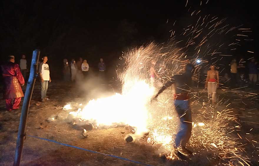 Penari Zapin Api bergumul dengan api yang membara di Rupat Utara, baru-baru ini.