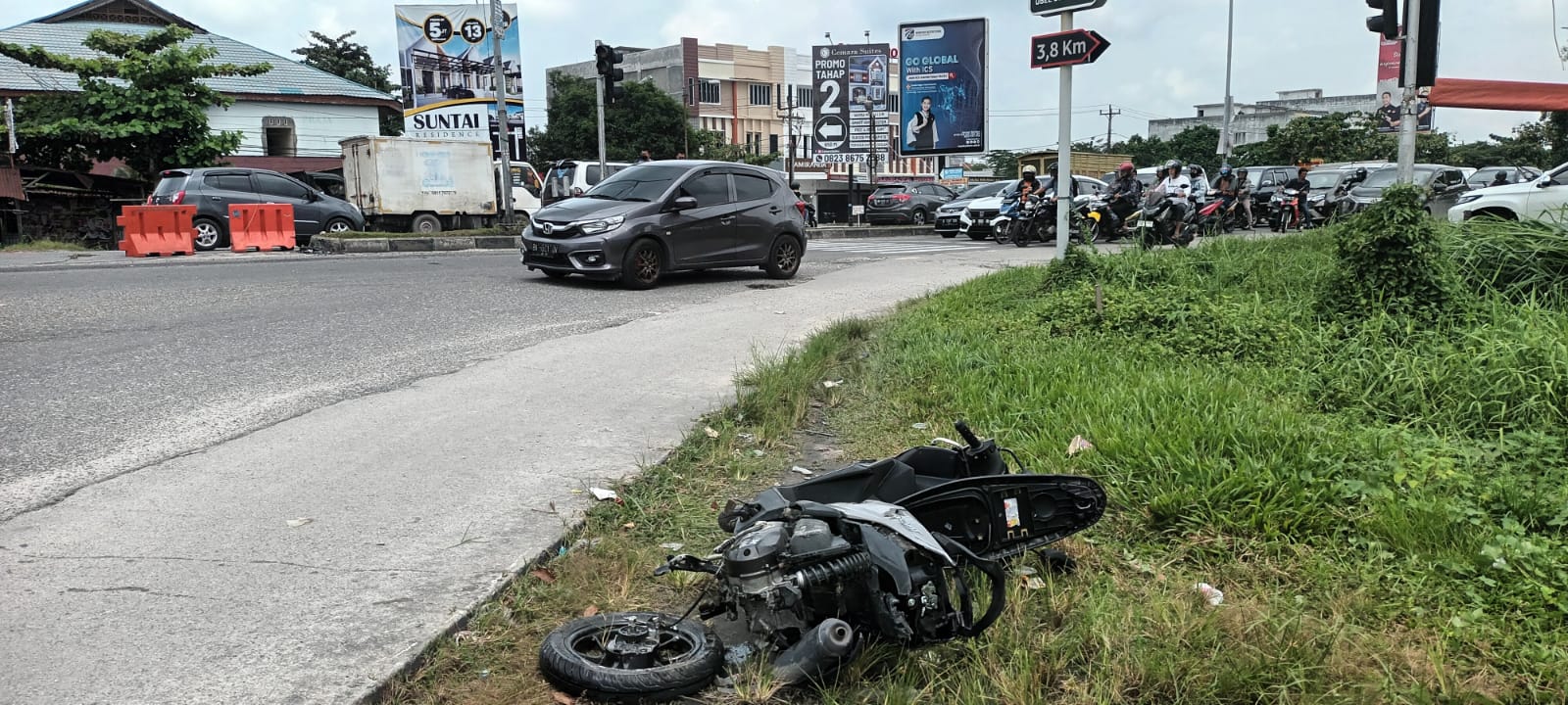 Sepeda motor hancur saat kecelakaan yang melibatkan truk kontainer di persimpangan Jalan Soekarno-Hatta dan Arifin Ahmad, tidak ada korban jiwa dalam kecelakaan di ruas jalan dalam kota Pekanbaru pada Rabu (21/9/2022) tersebut.
