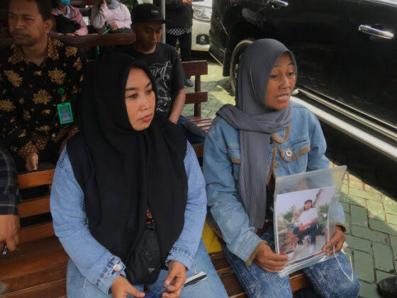 Keluarga korban tragedi Kanjuruhan saat menghadiri persidangan, Senin (16/1/2023).