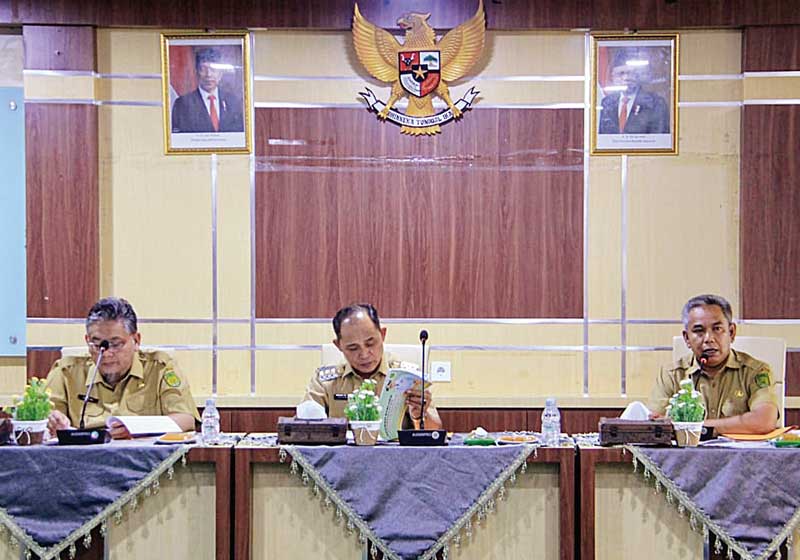 Pj Bupati Inhil H Herman memimpin rapat evaluasi APBD 2023 di Tembilahan, Senin (27/11/2023) petang.