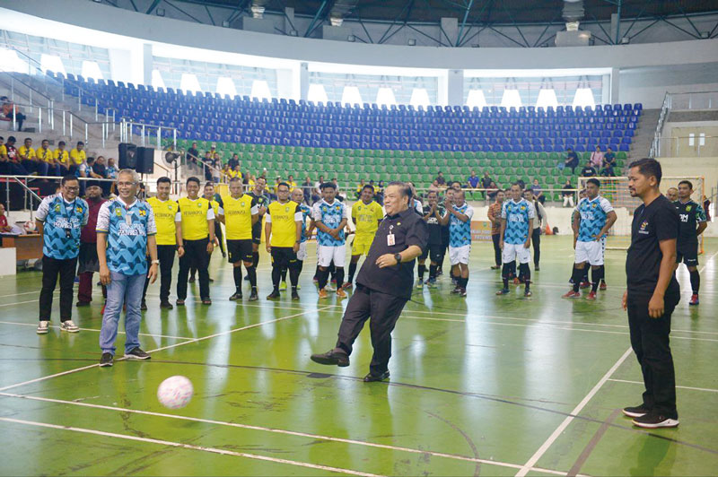 Sekdaprov Riau SF Hariyanto melakukan tendangan pertama pembukaan futsal antar OPD di lingkungan Pemprov Riau, Kamis (3/8/2023).