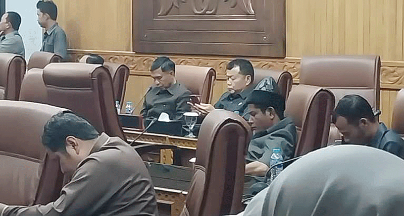 Kendati sudah diberhentikan sebagai anggota FPG DPRD Bengkalis dan sudah diteken SK PAW oleh Gubri, 4 anggota dewan tersebut tetap menghadiri sidang paripurna DPRD Bengkalis, Selasa (26/9/2023).