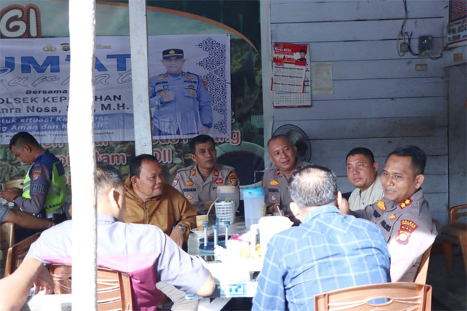 Kapolres Rohul AKBP Pangucap Priyo Soegito SIK MH terlihat berbincang akrab dengan para tokoh masyarakat saat melakukan silaturahmi dalam menjalankan kegiatan Jumat Curhat di Warung Pagi Sore, Kelurahan Kepenuhan Tengah, Kecamatan Kepenuhan, Jumat (27/1/2