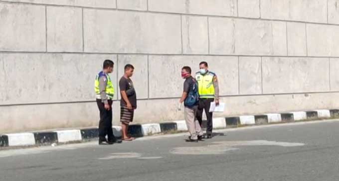 Tim Identifikasi Polresta Pekanbaru bersama Personel Polsek Tampan melakukan identifikasi di lokasi jasad pria yang terjatuh dari fly over Pasar Pagi Arengka, Jalan Soekarno Hatta, Rabu (1/12/2021).
