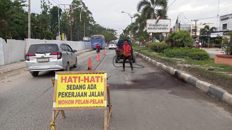 Pekerja terlihat melakukan proses pengerjaan pengelupasan aspal di jalur dua Pangkalankerinci, Pelalawan, baru-baru ini.