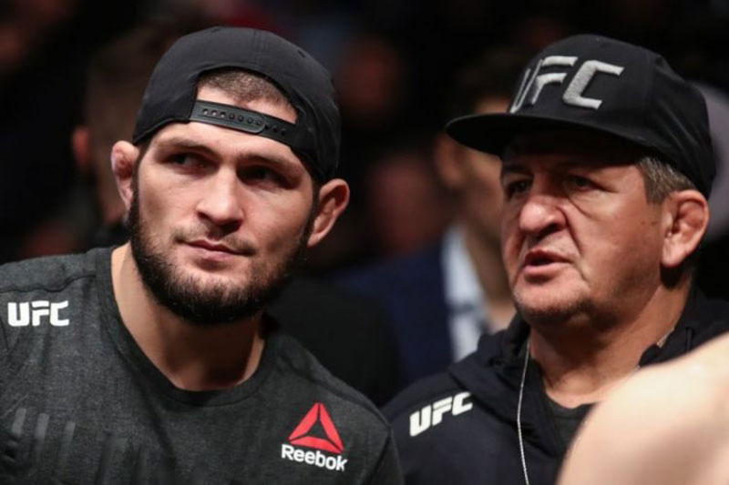 Juara dunia kelas ringan UFC Khabib Nurmagomedov dan ayahnya Abdulmanap Nurmagomedov. Abdulmanap meninggal dunia Jumat (3/7). (UFC NEWS/TWITTER)