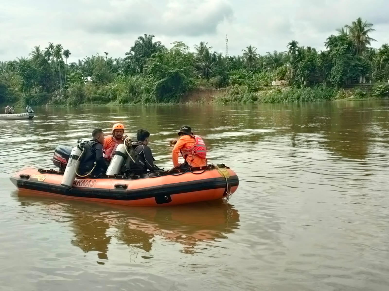 Sebelum ditemukan, tim SAR sempat menerjunkan tim penyelam untuk mencari korban di dasar sungai.