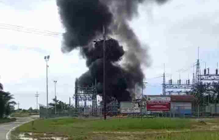 Tangkapan layar kebakaran gardu trafo di Simpang Balai Pungut, Pinggir, Bengkalis, Rabu (7/12/2022).