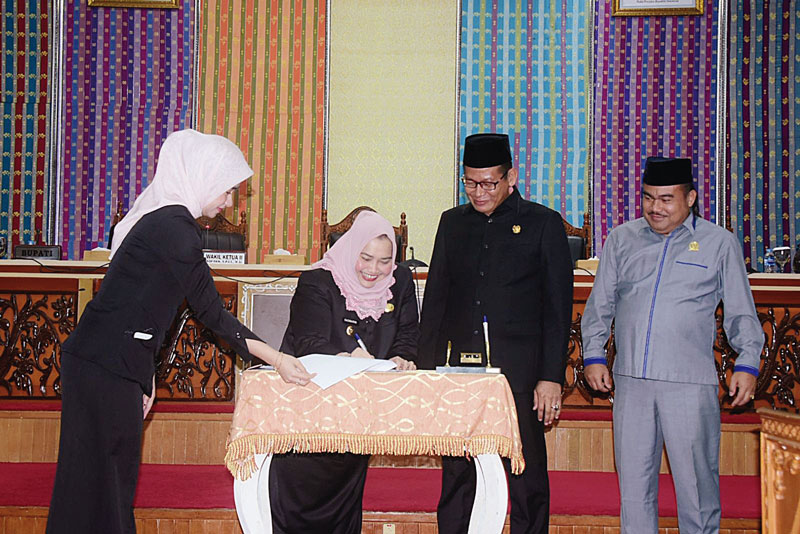 Bupati Bengkalis Kasmarni menandatangani nota APBD P Bengkalis 2023 disaksikan dua pimpinan  DPRD Bengkalis, Selasa (26/9/2023).