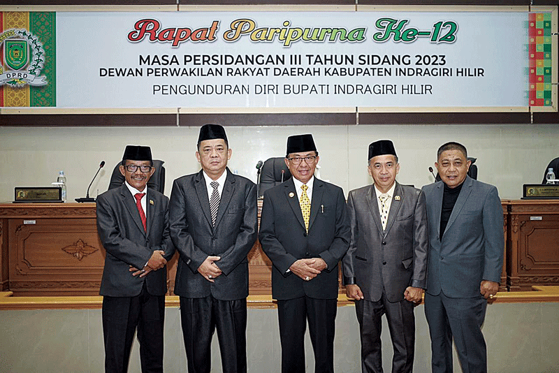 Bupati Inhil HM Wardan dan unsur pimpinan DPRD Inhil foto bersama usai rapat paripurna, Rabu (20/9/2023) malam.