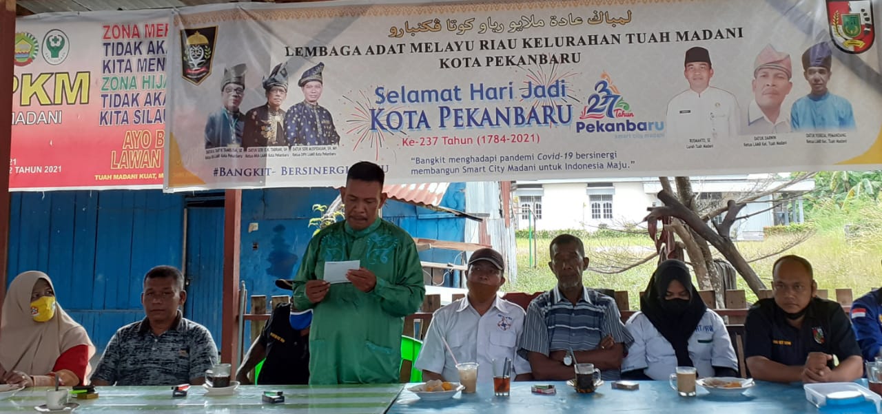 Forum RT/RW dan sejumlah elemen masyarakat Kecamatan Tuah Madani menanggapi kasus dugaan pengeroyokan sejumlah (OTK) terhadap Anggota DPRD Kota Pekanbaru Ida Yulita Susanti di Jalan Arifin Achmad, Kota Pekanbaru awal September, dalam konferensi pers di Pa