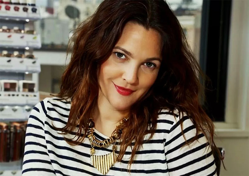 Drew Barrymore menyampaikan permintaan maaf atas keputusannya melanjutkan &rsquo;The Drew Barrymore Show&rsquo;.