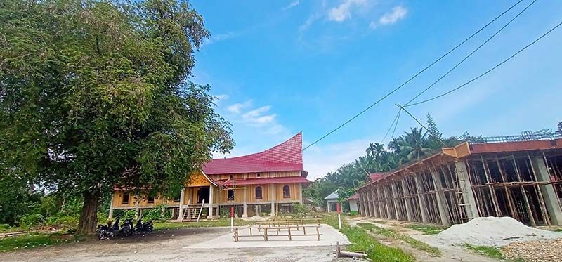 Bangunan Istana Rajo Kampa di Desa Koto Perambahan, Kecamatan Kampa yang telah menelan anggaran Rp2,2 miliar sejak 2019 tidak sesuai harapan masyarakat. (Andi Rusli untuk riaupos.co)