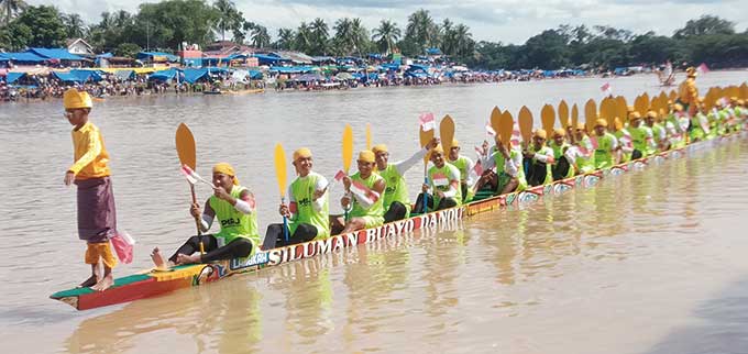 Jalur-jalur yang parade, ikut berlomba keindahan dalam kontes jalur. Kekompakan, kelengkapan tukang tari, tukang onjai, menjadi penilaian dewan juri selain keelokan ornamen jalur, Ahad (21/8/2022).