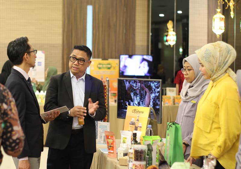 Pihak Manajemen KHAS Pekanbaru memberikan penjelasan terkait produk UMKM yang ditawarkan saat kegiatan Businness Matching Produk UMKM Riau, Kamis (28/12/2023).