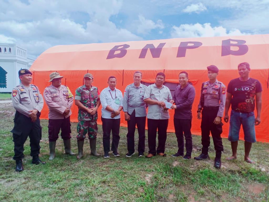 Ketua DPRD Siak Indra Gunawan menyerahkan bantuan kepada Penghulu Benteng Hilir M Rasyid didampingi pihak PT AA, Sujarwo dan TNI Polri di Benteng Hilir, Kecamatan Mempura pada Selasa (15/11/2022) lalu.