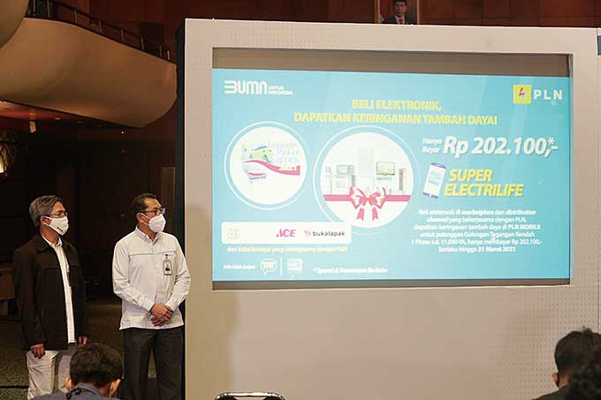 Direktur Niaga dan Manajemen Pelanggan PLN, Bob Saril (kiri) memberikan keterangan pers saat dimulai promo tambah daya, Maret lalu.