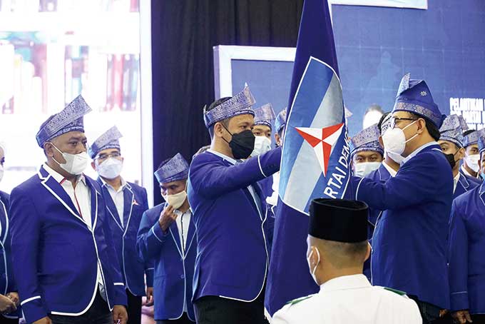 Ketua DPD Demokrat Provinsi Riau H Agung Nugroho menerima bendera pataka Partai Demokrat saat dilantik secara virtual oleh Ketua Umum Partai Demokrat Agus Harimurti Yudhoyono di Grand Ballroom Hotel Pangeran, Pekanbaru, Sabtu (26/2/2022).