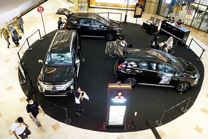 Beberapa lini model unggulan Mitsubishi dipamerkan dalam Mitsubishi Motors Supermarket Exhibition yang digelar di Mal SKA Pekanbaru, Kamis (21/4/2022).