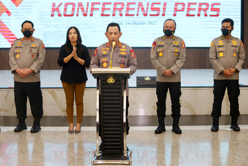 Kapolri Jenderal Listyo Sigit Prabowo saat konferensi pers di Mabes Polri, Jakarta, Jumat (14/10/2022). Kapolri mengumumkan keterlibatan Kapolda Jawa Timur Irjen Teddy Minahasa dalam kasus penyalahgunaan narkoba.