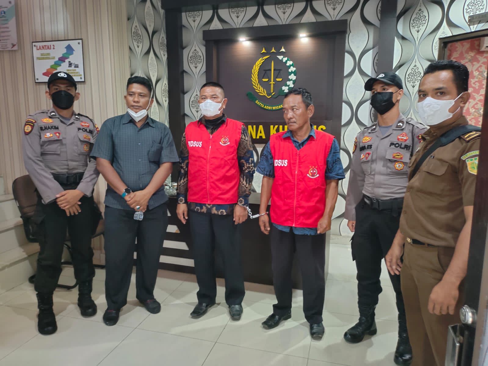 Kades dan Bendahara Desa Titi Akar, Rupat Utara, Bengkalis saat ditahan oleh Kajari Bengkalis, Selasa (24/5/2022) sore.