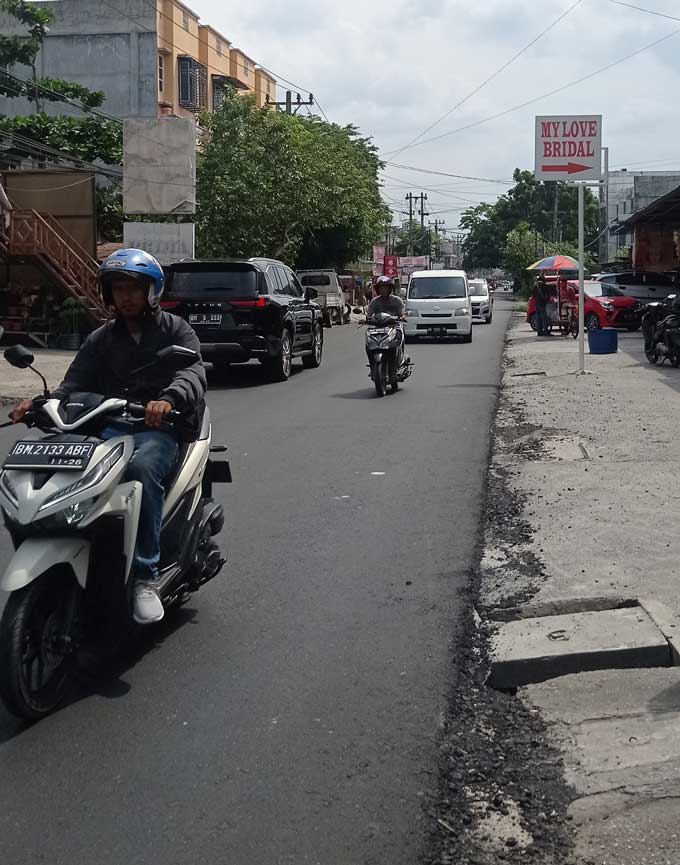 Kondisi Jalan Pemuda, Kecamatan Payung Sekaki mulus dan mulai dilintasi, Senin (31/7/2023). Perbaikan jalan ini menggunakan anggaran Bankeu Provinsi Riau.