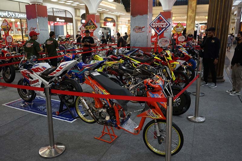 Modifikator Pekanbaru menampilkan karya hasil modifikasi pada Honda Modif Contest (HMC) 2023 di Mall Living World, Sabtu (26/8/2023).
