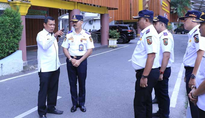 Pj Wako Pekanbaru Muflihun (kiri) memberikan arahan kepada Kepala Dinas Perhubungan Yuliarso beserta jajaran usai memimpin apel jajaran Dishub Pekanbaru di halaman MPP Pekanbaru, Rabu (28/12/2022).