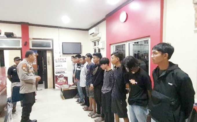 Para remaja yang diamankan tim gabungan saat razia balap liar diberi arahan agar tidak mengulangi aksi balap liar, Sabtu (25/2/2023).