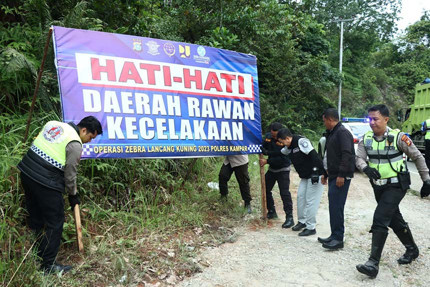 Kapolres Kampar AKBP Ronald Sumaja bersama stakeholders mengecek lokasi rawan longsor dan lakalantas, di perbatasan Riau-Sumatra Barat, Sabtu (9/9/2023).