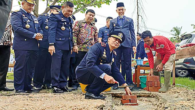 Kepala Kantor Imigrasi Kelas I Dumai Rejeki Putra Ginting meletakkan batu pembangunan musala di Kantor Imigrasi Dumai, Kamis (26/1/2023). Turut menyaksikan Wali Kota Dumai H Paisal, Kakanwil Kementerian Hukum dan HAM Provinsi Riau Jahari Sitepu, dan Staf