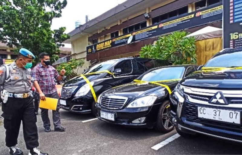 Plt Kasatreskrim Polrestabes Medan Kompol Rafles mengecek empat mobil yang menggunakan tanda nomor kendaraan bermotor (TNBK) Konsulat Rusia palsu.