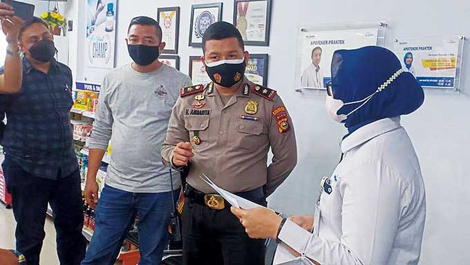Kapolsek Tampan Kompol Hotmartua Ambarita mengunjungi apotek yang berada di wilayah hukumnya dan mengimbau pemiliknya agar menjual obat-obatan dan alat kesehatan berdasarkan harga eceran tertinggi (HET) sesuai dengan ketentuan pemerintah, beberapa waktu l