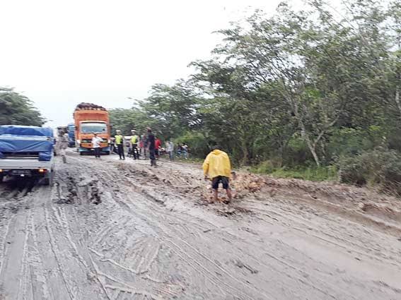 Pekerjaan ruas jalan akses di bawah jembatan Maredan beberapa waktu lalu.