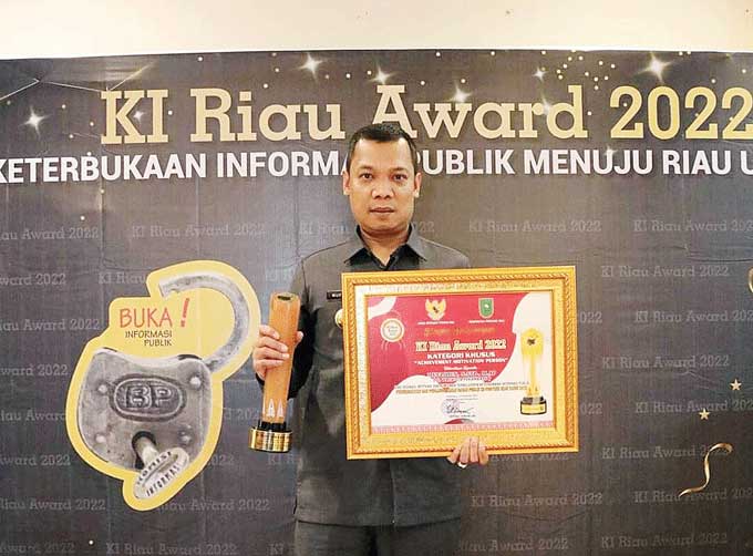 Pj Wako Pekanbaru Muflihun mendapatkan penghargaan Achievement Motivation Person dari Komisi Informasi Riau, Senin (12/12/2022).