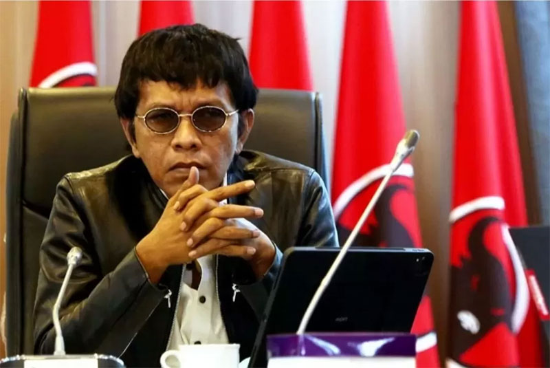 Adian Napitupulu singgung status Jokowi dan Gibran di PDIP.