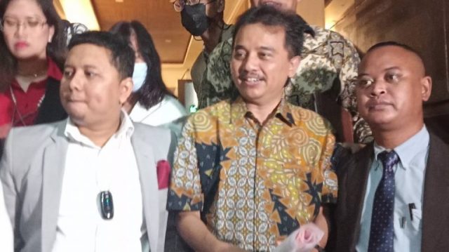 Roy Suryo usai menjalani pemeriksaan terkait foto meme stupa mirip jokowi di Polda Metro Jaya, Kamis (30/6/2022) malam.